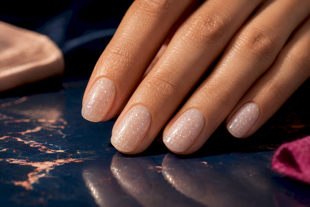 Sugar-effect manicure met subtiele shimmer